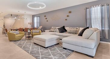 Luxurious 7-bedroom Solterra Home With Pool & Game