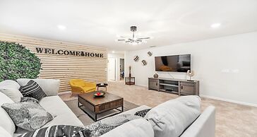 Luxurious 7-bedroom Solterra Home With Pool & Game