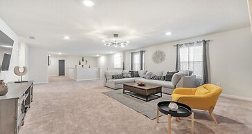 Luxurious 7-bedroom Solterra Home With Pool & Game