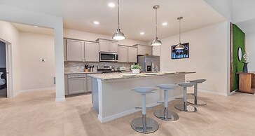 Luxurious 7-bedroom Solterra Home With Pool & Game