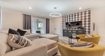 Luxurious 7-bedroom Solterra Home With Pool & Game