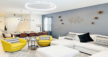 Luxurious 7-bedroom Solterra Home With Pool & Game