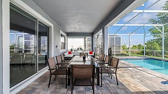 Stunning Villa With Pool, Near All Attractions