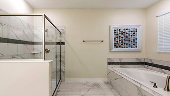 Stunning Villa With Pool, Near All Attractions