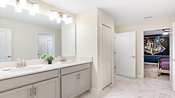 Stunning Villa With Pool, Near All Attractions