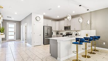 Storey Lake 9BR Wonderland Home 2852