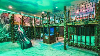 Storey Lake 9BR Wonderland Home 2852