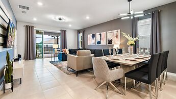 Spacious Home: Private Pool & Resort Access