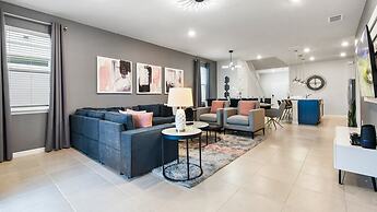 Spacious Home: Private Pool & Resort Access