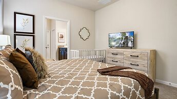 Spacious Home: Private Pool & Resort Access