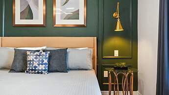 Spacious Home: Private Pool & Resort Access