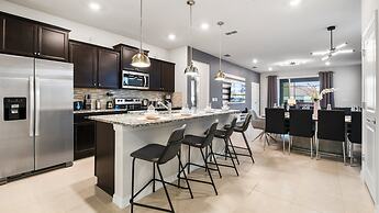 Spacious Home: Private Pool & Resort Access