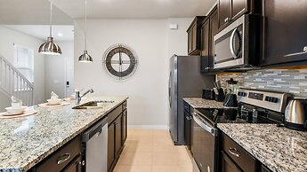 Spacious Home: Private Pool & Resort Access