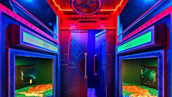 Themed Rooms & Pool in Quiet Neighborhood