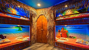 Themed Rooms & Pool in Quiet Neighborhood