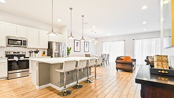 Spacious 12-bed Villa With Pool & Resort Amenities