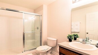 Home With Lakeview Close to Disney w Pool