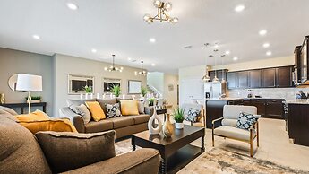 Opulent Villa in Resort Near Theme Parks & Shops