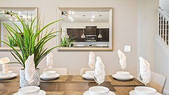 Opulent Villa in Resort Near Theme Parks & Shops