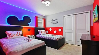 Opulent Villa in Resort Near Theme Parks & Shops