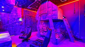 Opulent Villa in Resort Near Theme Parks & Shops