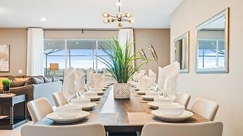 Opulent Villa in Resort Near Theme Parks & Shops