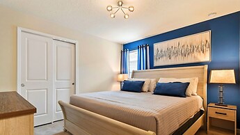 Opulent Villa in Resort Near Theme Parks & Shops