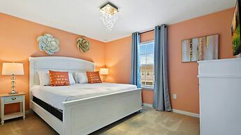 Opulent Villa in Resort Near Theme Parks & Shops