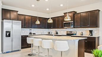 Opulent Villa in Resort Near Theme Parks & Shops