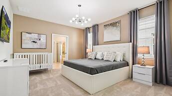 Opulent Villa in Resort Near Theme Parks & Shops