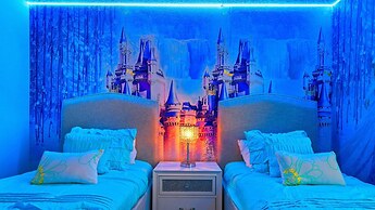 Opulent Villa in Resort Near Theme Parks & Shops