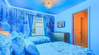 Opulent Villa in Resort Near Theme Parks & Shops