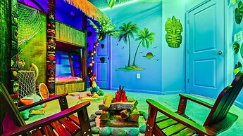 Opulent Villa in Resort Near Theme Parks & Shops