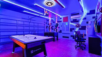 Opulent Villa in Resort Near Theme Parks & Shops