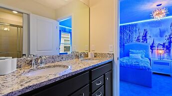 Opulent Villa in Resort Near Theme Parks & Shops