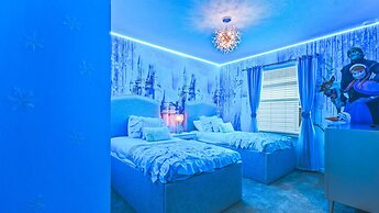 Opulent Villa in Resort Near Theme Parks & Shops