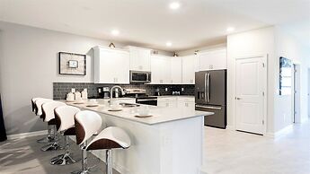 Elegant Retreat With Private Pool & Spa