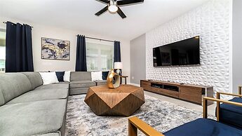 Elegant Retreat With Private Pool & Spa