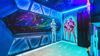 Exclusive Resort Home With Pool & Game Room