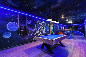 Luxury 28 Guest Home w Games, Cinema and More!