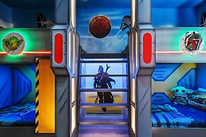 Luxury 28 Guest Home w Games, Cinema and More!