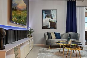 Luxury 28 Guest Home w Games, Cinema and More!