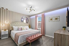 Luxury 28 Guest Home w Games, Cinema and More!