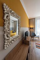 Luxury & Unique-Top Center Apt. - 3BDR