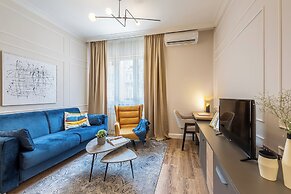 Luxury & Unique-Top Center Apt. - 3BDR
