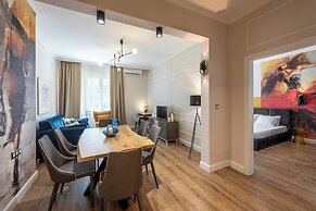 Luxury & Unique-Top Center Apt. - 3BDR