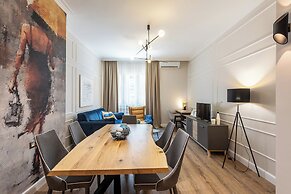 Luxury & Unique-Top Center Apt. - 3BDR