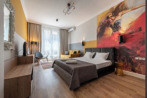 Luxury & Unique-Top Center Apt. - 3BDR