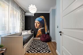 Luxury & Unique-Top Center Apt. - 3BDR