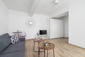 Studio Rynek Dębnicki by Renters